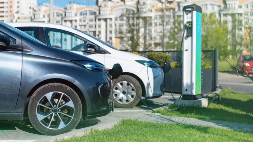Voiture électrique comparée aux modèles à essence