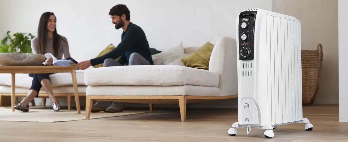 Radiateur à bain d'huile dans un salon occupé par un couple