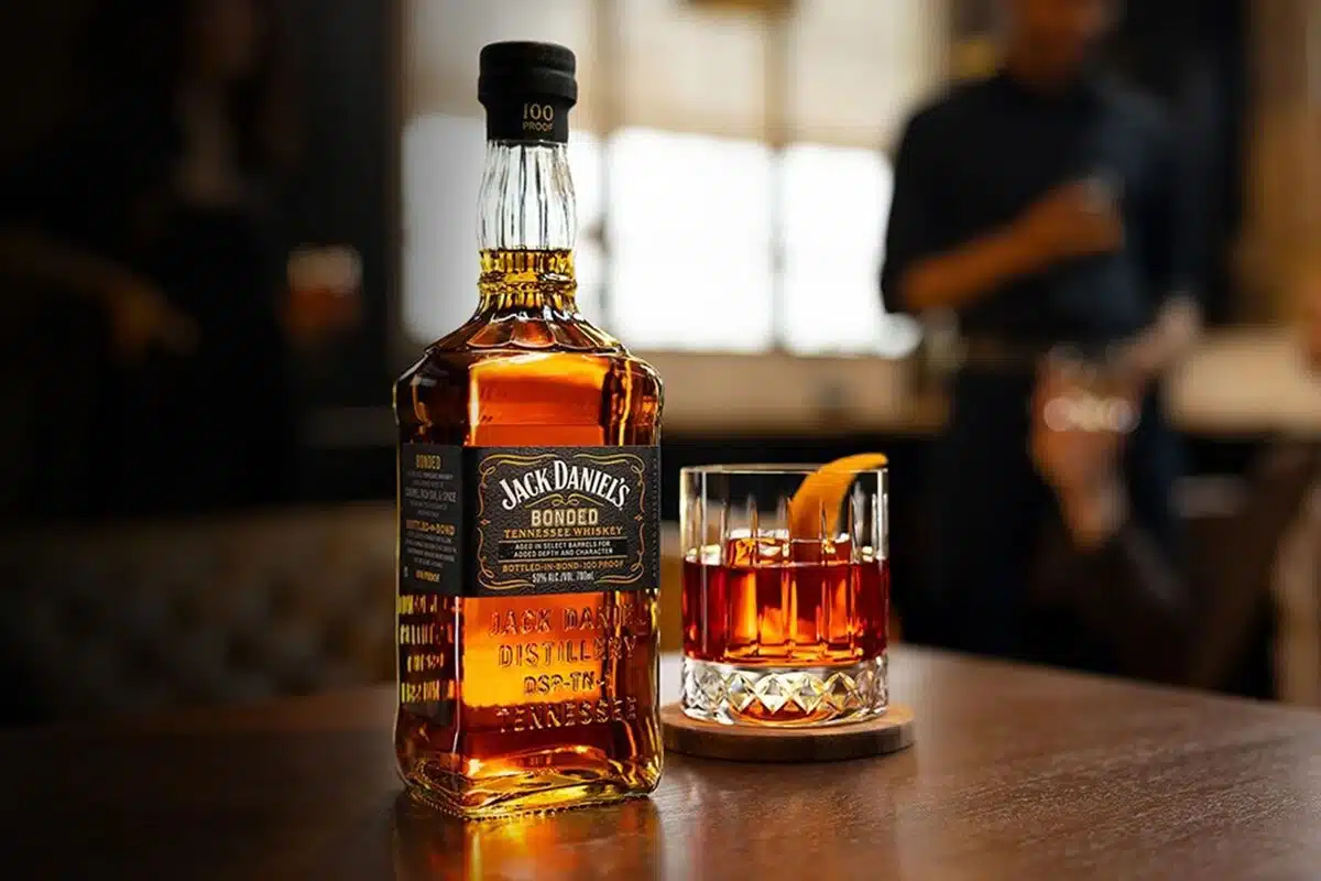 Bouteille de whisky Jack Daniel's et son verre servi au comptoir