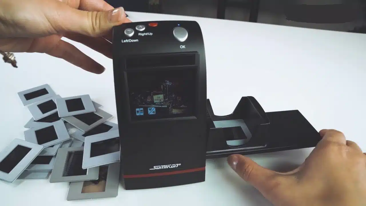 Diapositives introduites une à une dans un scanner noir